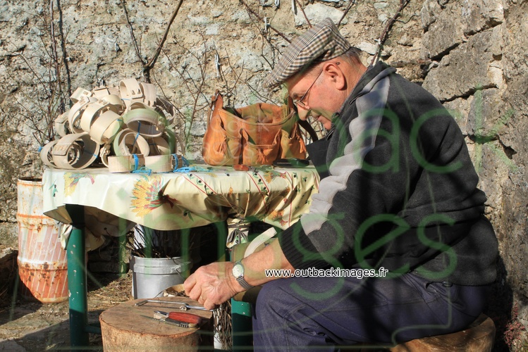 Artisanat rural, la fabrication des colliers de brebis en bois, Cévennes